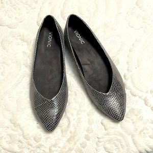 Vionic silver reptile ballet flats